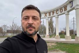 El presidente ucraniano Volodímir Zelenski, se encuentra junto al letrero que dice “Jersón” en las inmediaciones de la ciudad fronteriza de Jersón, en el sur de Ucrania.