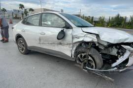 Tras el golpe, el vehículo Kia cruzó el camellón central y terminó contra una malla ciclónica.