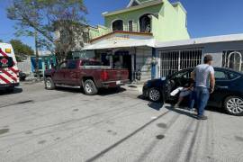 El hombre fue auxiliado en el lugar tras ser alcanzado por una camioneta que circulaba en reversa sin percatarse de su presencia.