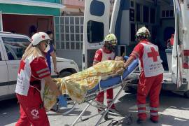 Paramédicos de la Cruz Roja trasladaron de urgencia al lesionado al Hospital General tras sufrir una caída de más de cinco metros en la colonia Jesús Cabello.