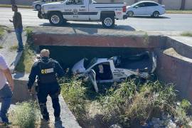 La camioneta Volkswagen Robust terminó fuera del camino en un canal pluvial tras el impacto en el bulevar Los Fundadores.