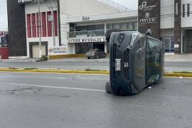 Luego del fuerte impacto, la camioneta Seat Tarraco quedó recostada sobre su lado derecho.