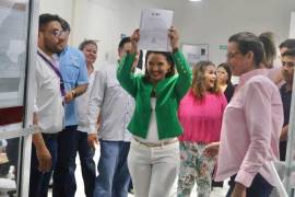 Familiares, simpatizantes y militantes de la coalición ganadora acompañaron a Esra Cavazos durante la entrega de la constancia de mayoría.
