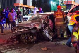 El Jetta salió proyectado hacia la explanada de una gasolinera, donde quedó con importantes daños tras el accidente.