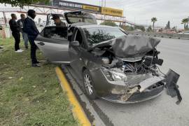 El impacto dejó severos daños materiales en la parte frontal de una de las unidades involucradas.
