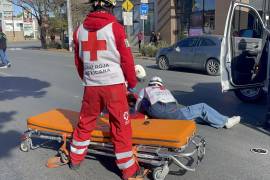 Paramédicos de la Cruz Roja atendieron a las dos adolescentes tras el accidente ocurrido en el bulevar Venustiano Carranza.