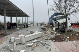 Tráiler impacta un vehículo familiar en la caseta Carbonera tras no alcanzar a frenar por la neblina.