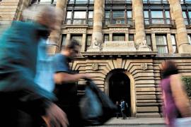 En su comunicado de política monetaria, el Banco de México remarcó que valorará más recortes en las juntas que le quedan en 2025. FOTO: