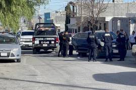 Paramédicos de la Cruz Roja confirmaron el fallecimiento del adulto mayor dentro del vehículo.