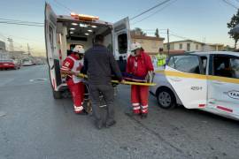 La ambulancia de la Cruz Roja trasladó a la menor lesionada al hospital.