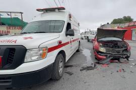 Un automóvil Volkswagen Jetta presentó daños materiales tras el choque con una camioneta Chevrolet Suburban en la colonia Bellavista.