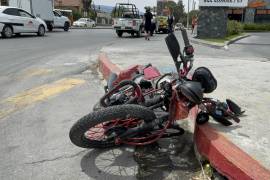 La motocicleta Italika involucrada en el accidente, muestra los daños visibles en la parte frontal y lateral derecha, producto del impacto contra el vehículo.