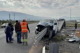 Personal de Capufe trabajó para liberar al conductor y retirar la unidad de la estructura metálica.