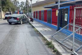 La malla protectora de la escuela quedó destruida luego del accidente provocado por el conductor dormitado.