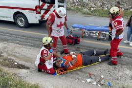 Paramédicos de la Cruz Roja brindaron atención al lesionado antes de trasladarlo a un hospital.