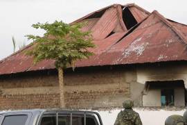 Ataque terrorista deja 37 víctimas mortales en escuela de Uganda.