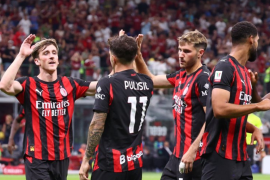 El mexicano Santiago Giménez tuvo una destacada participación en su debut oficial con el AC Milan, donde dio una asistencia para el gol de Christian Pulisic en la victoria 2-0 frente al Bari en la Coppa Italia 2025.