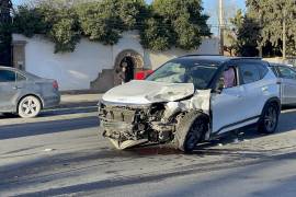 El accidente ocurrió en la intersección de la calle Marco Antonio Galindo y Jesús Valdés Sánchez, donde una camioneta fue proyectada hacia los carriles contrarios.