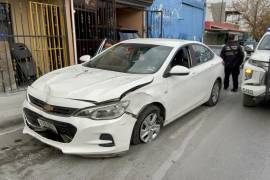 El Chevrolet Cavalier terminó impactado contra un árbol del camellón central del bulevar Miguel Hidalgo.
