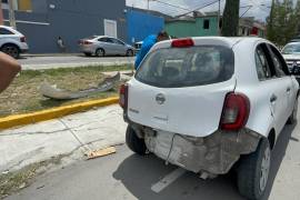 Tras el impacto, el Nissan March cruzó el camellón central y terminó sobre la ciclovía de los carriles contrarios.