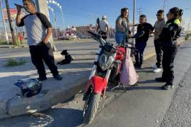 El motociclista permaneció en el sitio del accidente mientras era valorado por paramédicos, en tanto los oficiales resguardaban la zona y realizaban las diligencias para determinar las causas del percance.