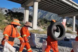Integrantes del voluntariado estatal, Leones en Acción, lograron retirar del Río Santa Catarina más de media tonelada de residuos.