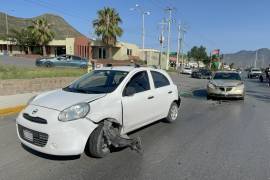 El Nissan March involucrado en el primer choque fue impactado segundos después por un segundo automóvil.