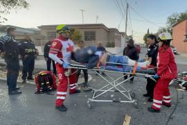 La unidad médica trasladó al motociclista a la Clínica Dos del IMSS para su valoración.