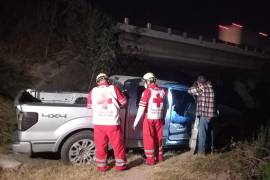 Personal de la Cruz Roja rescató a la pareja de ancianos tras el accidente ocurrido en la carretera Torreón-Saltillo.