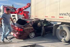 Un matrimonio que se dirigía a su trabajo resultó con solo golpes leves tras un aparatoso accidente.