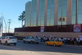 Miembros del Sindicato de Trabajadores del PJF tomaron protestan frente a las oficinas del Poder Judicial de la Federación en Saltillo, Coahuila.