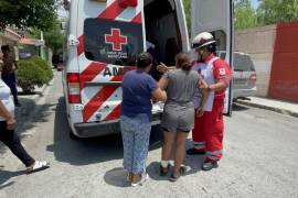 Una mujer fue trasladada por paramédicos de la Cruz Roja tras ser atacada por dos perros en la colonia Isabel Amalia, donde recibió atención médica por diversas mordeduras.