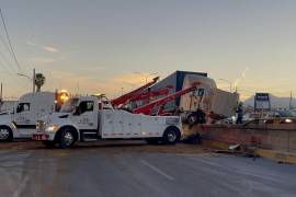El tractocamión terminó impactado contra la base de un puente vehicular en el bulevar Miguel Ramos Arizpe.