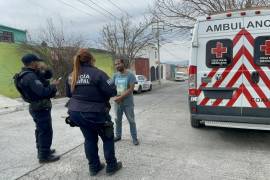 Paramédicos trasladaron a Guadalupe al hospital luego de resultar lesionada en una riña ocurrida en la colonia Guerrero.