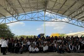 Niños de la primaria Coronel Pablo Dionisio Mejía participan en un programa de agradecimiento durante la entrega del techado.