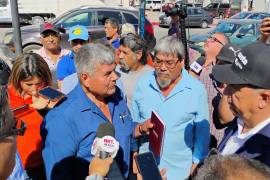 El grupo de trabajadores se acercó a hablar con el alcalde Mario Dávila, durante un acto público.