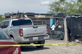 Elementos de la Policía Municipal y de la Fiscalía acudieron a un domicilio en el ejido Padre Santos tras el reporte de una persona sin vida al interior de unas tapias.