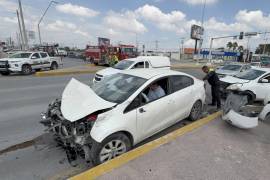El Nissan Versa y el automóvil Kia terminaron con daños tras el percance registrado en el cruce conocido como La Lechera.