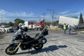 El tren impactó al tráiler cuando este intentó cruzar las vías sin detenerse, provocando severos daños materiales en la zona del accidente.