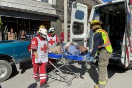 Paramédicos de la Cruz Roja trasladaron al hombre de 60 años a la Clínica Dos del IMSS tras el accidente.