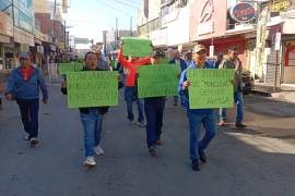 Extrabajadores de AHMSA recorrieron la Zona Centro de Monclova en protesta por el aplazamiento de la subasta, al considerar que cada retraso agrava la crisis económica que enfrentan cientos de familias.