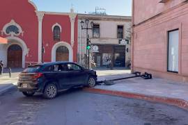 El vehículo terminó sobre la banqueta tras perder el control en una curva, derribando una luminaria en el Centro de Saltillo.