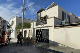 Bomberos de la Estación Norte sofocaron el incendio registrado en un taller de grabado láser ubicado en la colonia San Patricio.