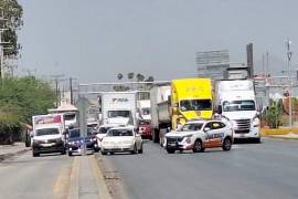 Productores de forraje de La Laguna bloquearon este jueves el Periférico Raúl López Sánchez para exigir un precio que les permita recuperar su inversión.