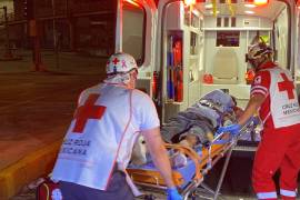 Socorristas inmovilizaron al joven antes de ingresarlo a la ambulancia para su traslado.