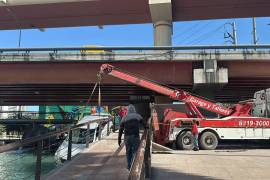 El automóvil cayó al canalón del Paseo Santa Lucía y tuvo que ser sacado con la ayuda de una grúa.