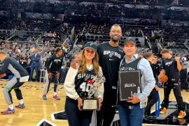 El alcalde de Saltillo, Javier Díaz González, reconoció a Harrison Barnes por su compromiso social y apoyo a las familias de la ciudad.