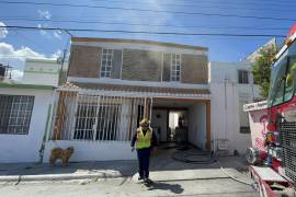 Los propietarios y una mascota lograron salir a tiempo del domicilio, donde ya se observaba una gran cantidad de humo.