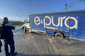 Los neumáticos traseros del lado izquierdo del camión se hundieron, imposibilitando mover el vehículo.