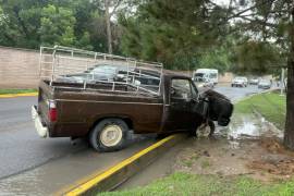 Tras abandonar su trayectoria original, la unidad avanzó varios metros sobre el camellón antes de detenerse luego del fuerte impacto, generando la movilización de cuerpos de seguridad y tránsito.